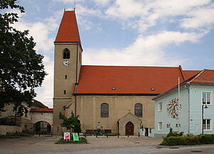 Haitzendorf, Pfarrkirche hl. Ulrich, gotischer Chor und West-Turm des 16. Jh., barockes Langhaus